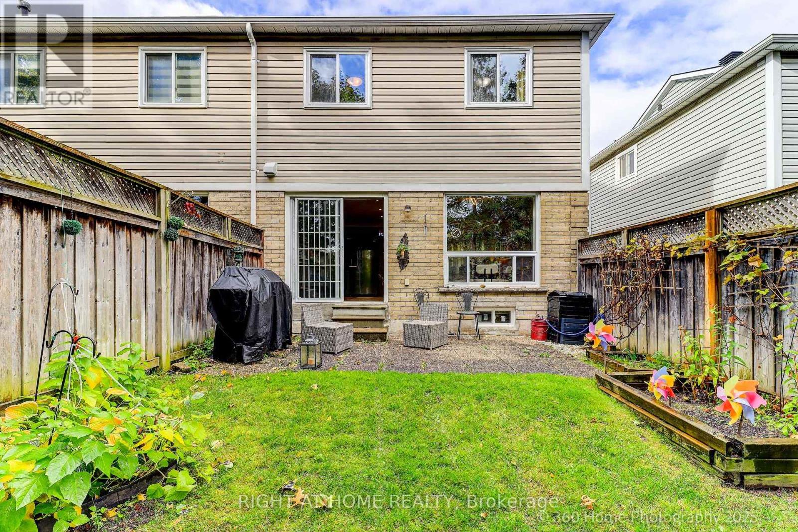 32 Heathcliffe Square, Brampton, Ontario  L6S 5P7 - Photo 14 - W12678360