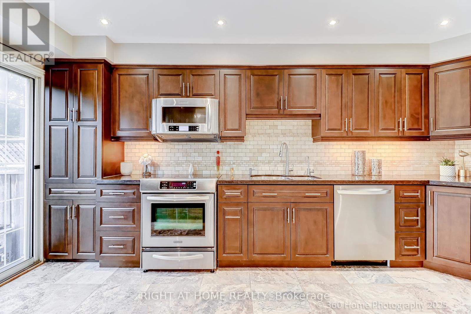 32 Heathcliffe Square, Brampton, Ontario  L6S 5P7 - Photo 2 - W12678360