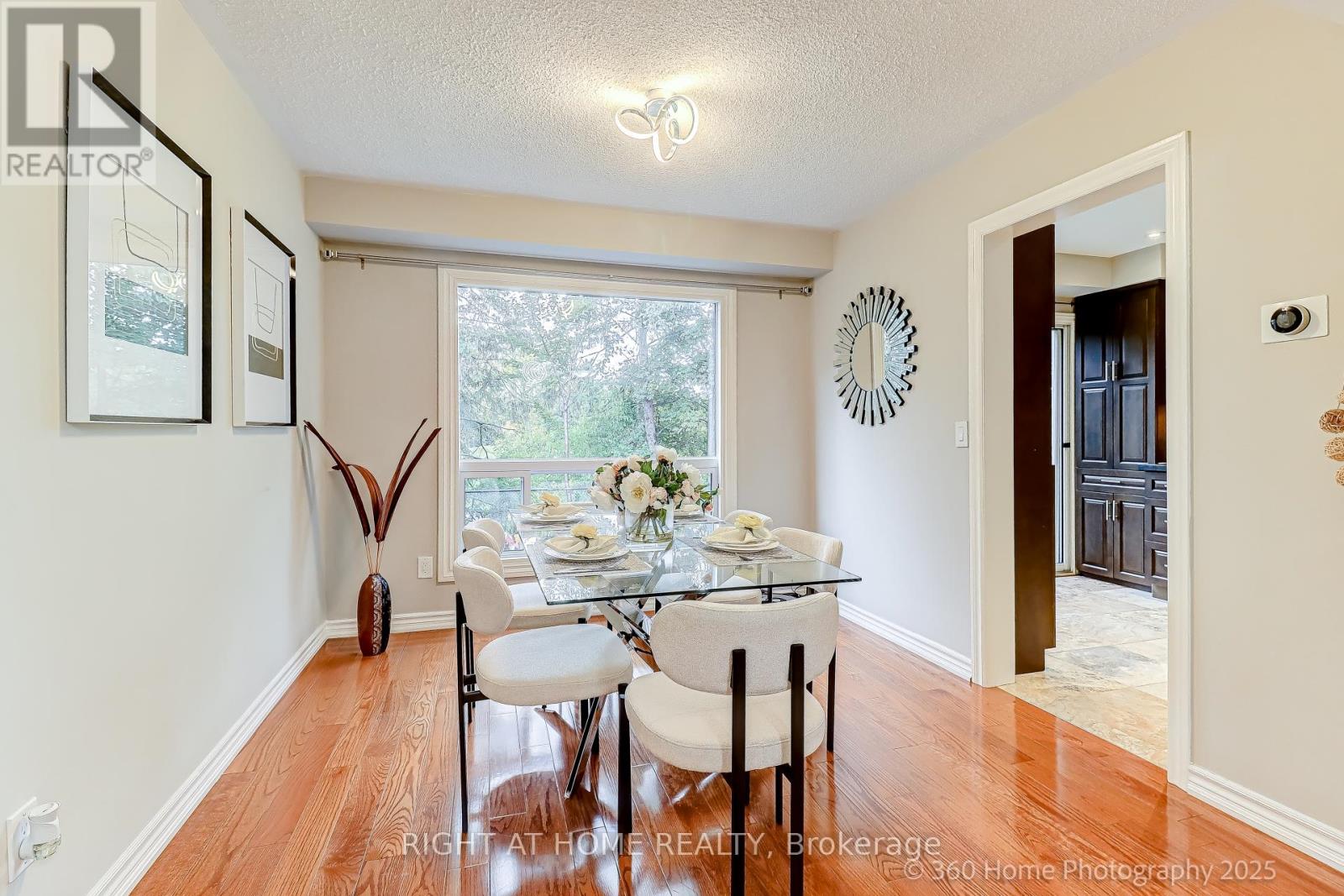 32 Heathcliffe Square, Brampton, Ontario  L6S 5P7 - Photo 7 - W12678360