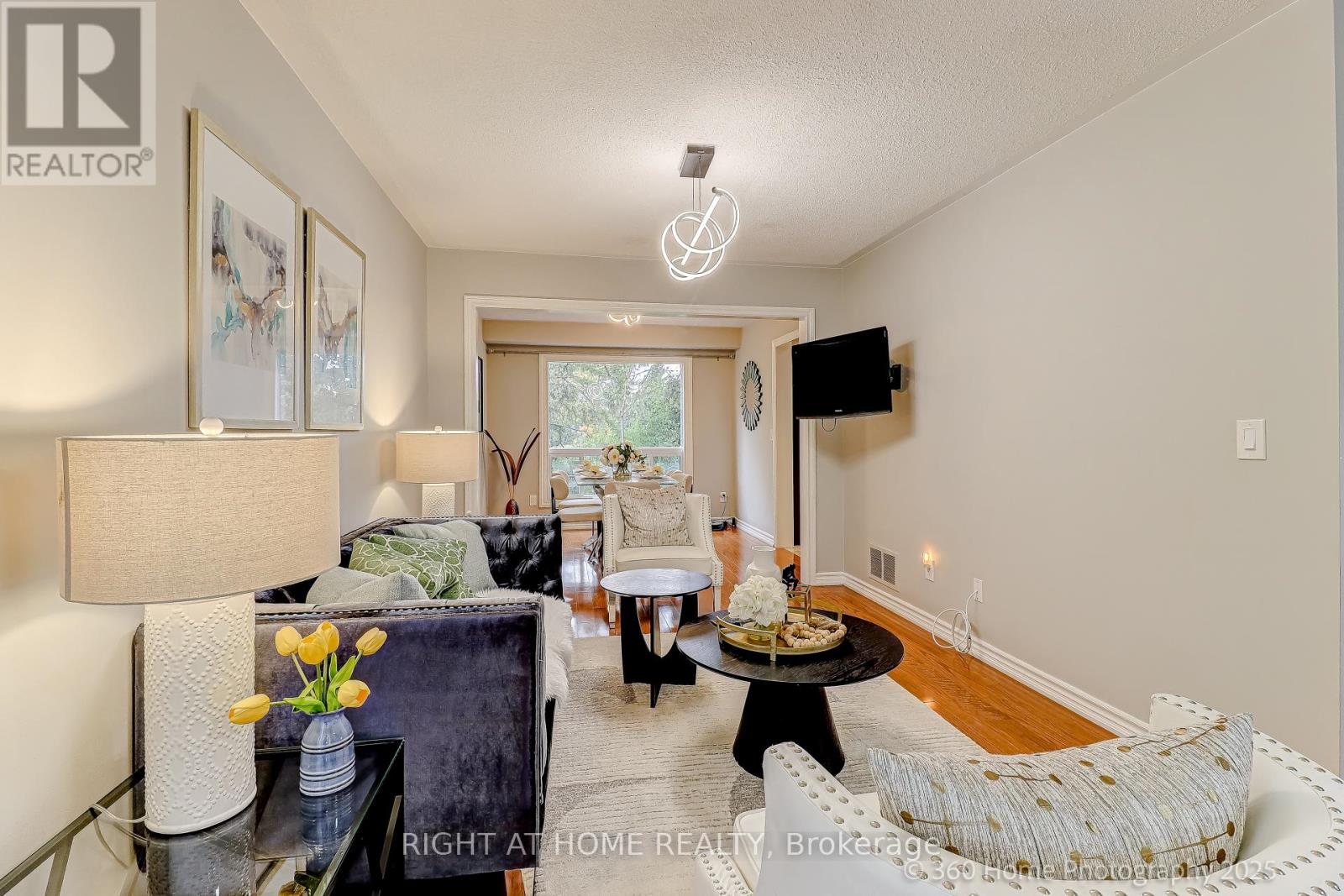 32 Heathcliffe Square, Brampton, Ontario  L6S 5P7 - Photo 5 - W12678360