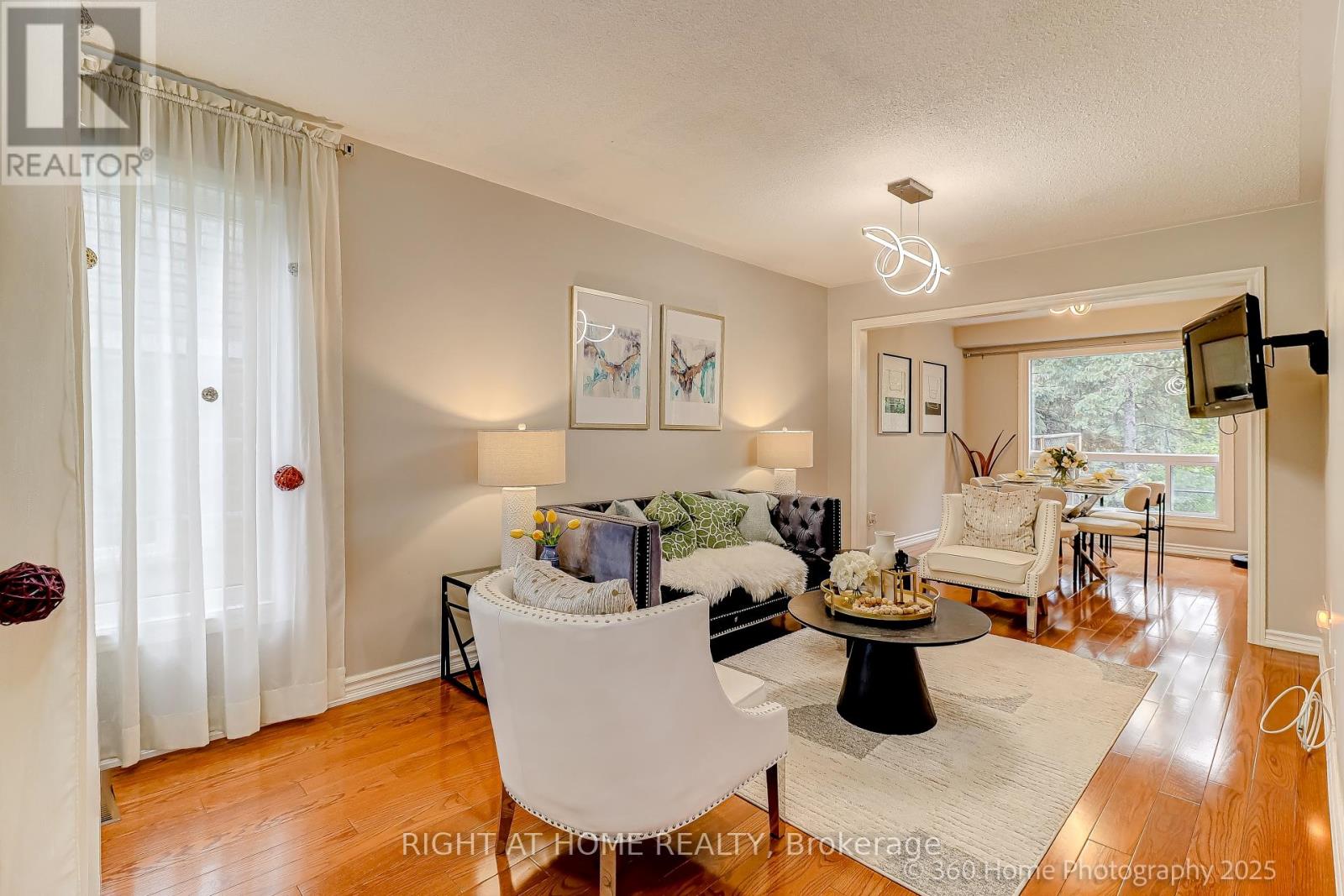 32 Heathcliffe Square, Brampton, Ontario  L6S 5P7 - Photo 4 - W12678360