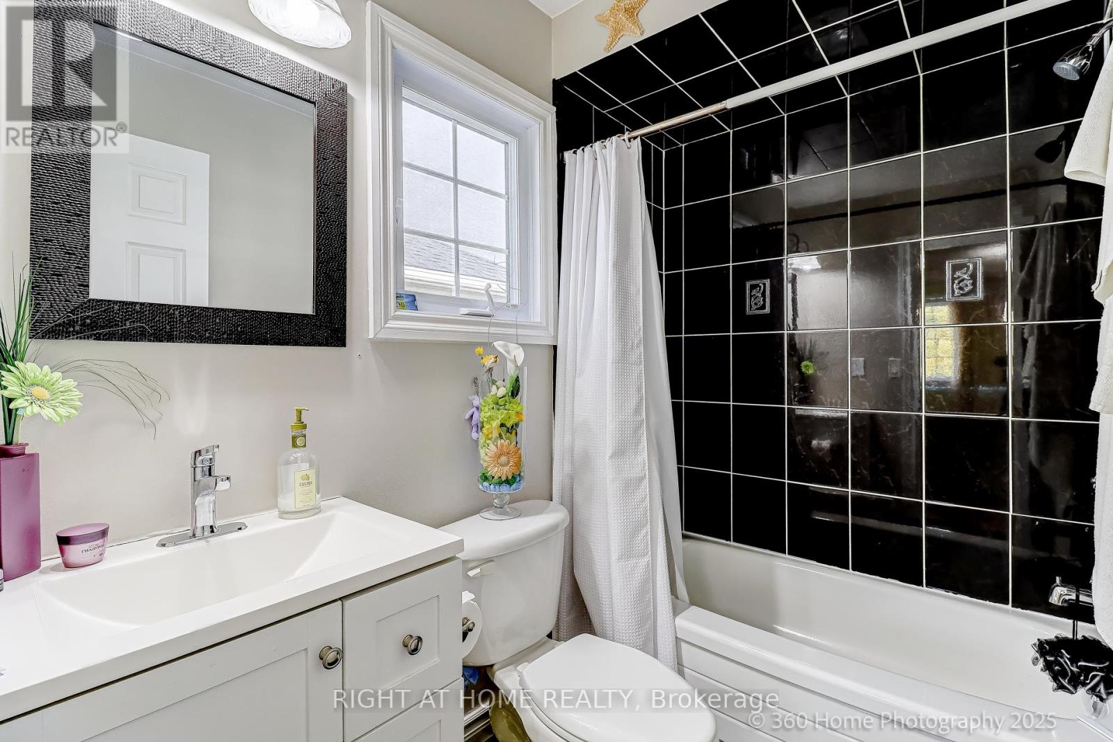 32 Heathcliffe Square, Brampton, Ontario  L6S 5P7 - Photo 11 - W12678360