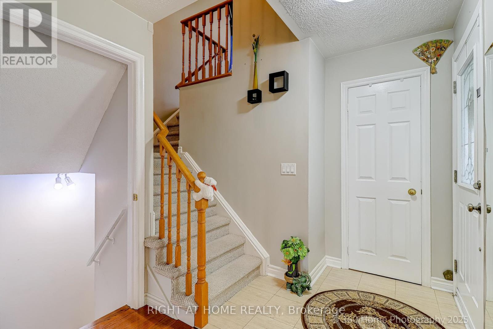 32 Heathcliffe Square, Brampton, Ontario  L6S 5P7 - Photo 6 - W12678360