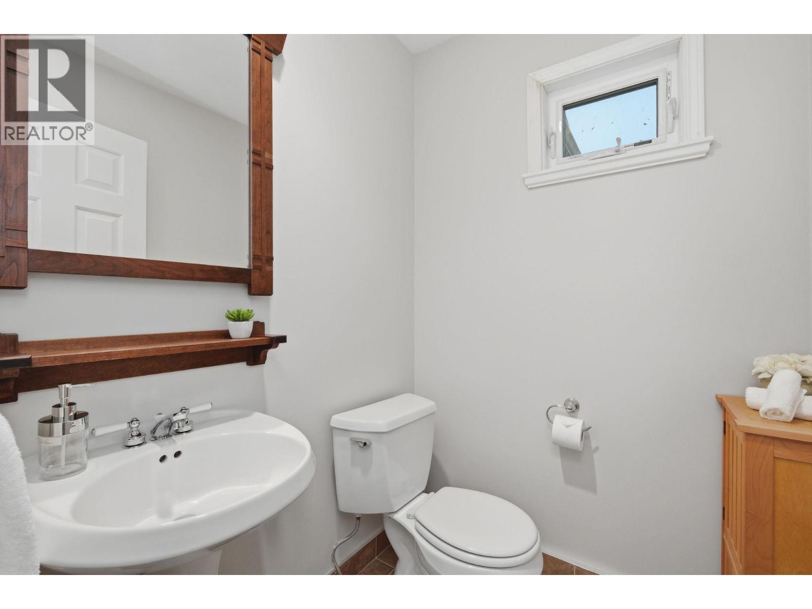 1558 Bowser Avenue, North Vancouver, British Columbia  V7P 2Y3 - Photo 11 - R3118020