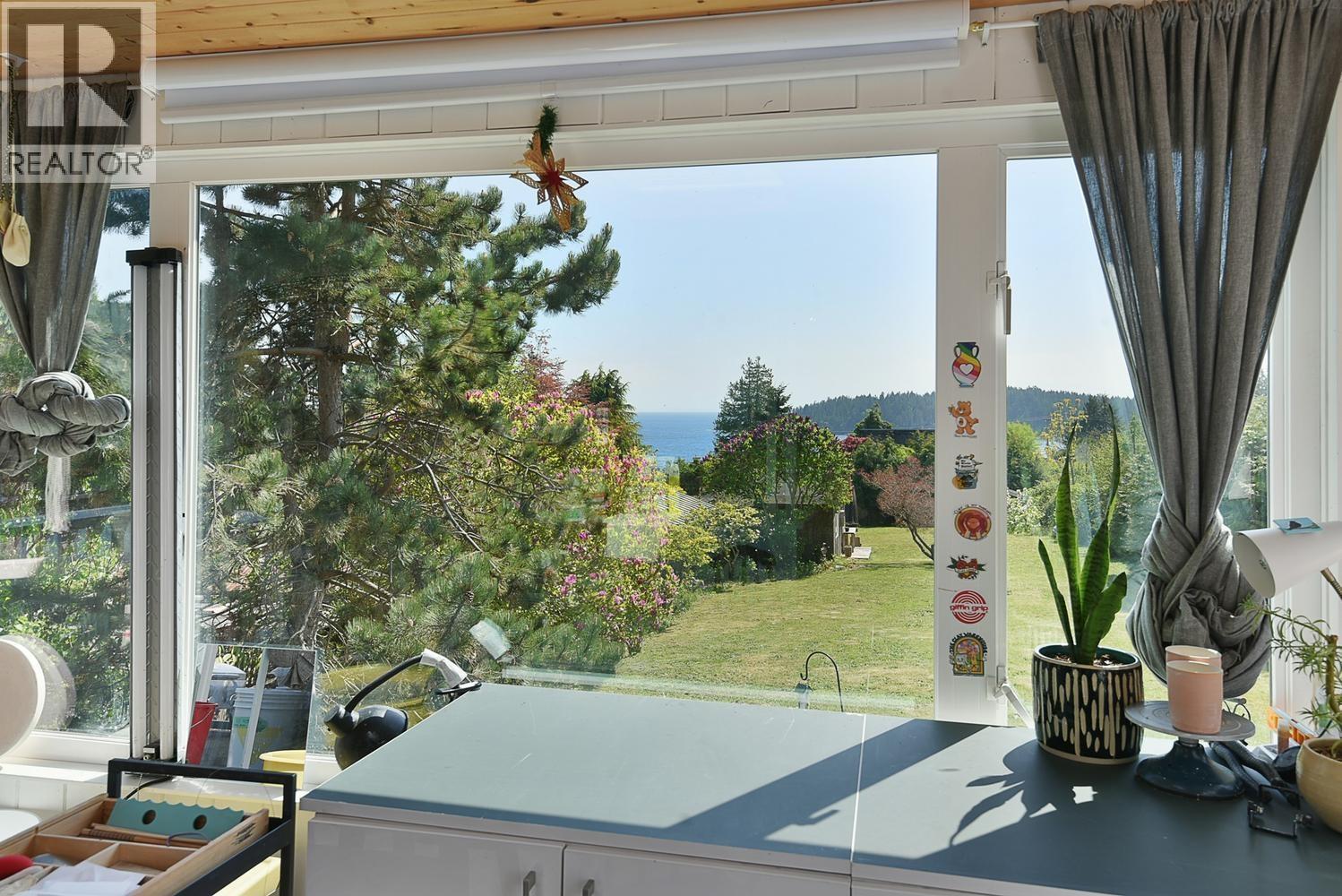 6217 Bligh Road, Sechelt, British Columbia  V7Z 0M1 - Photo 10 - R3117997