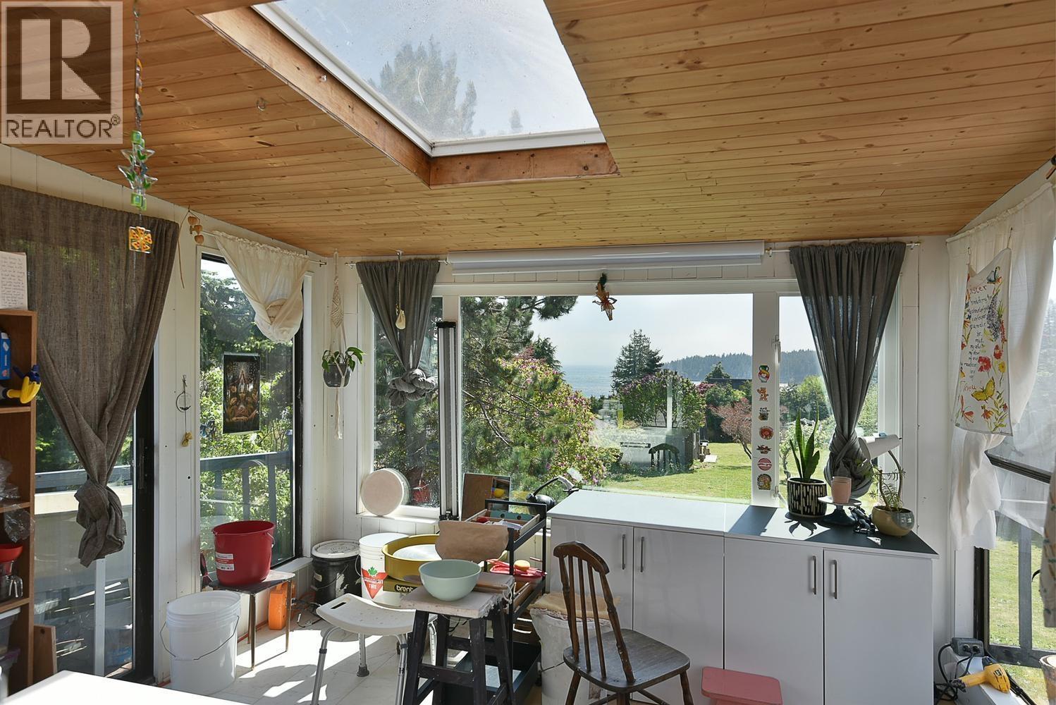 6217 Bligh Road, Sechelt, British Columbia  V7Z 0M1 - Photo 9 - R3117997