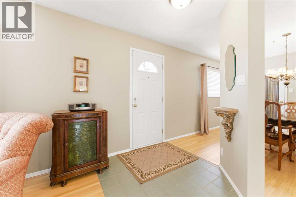 803 Seattle Drive Sw, Calgary, Alberta  T2W 0M9 - Photo 3 - A2305853