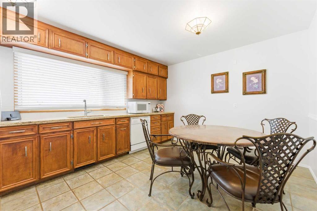 803 Seattle Drive Sw, Calgary, Alberta  T2W 0M9 - Photo 10 - A2305853