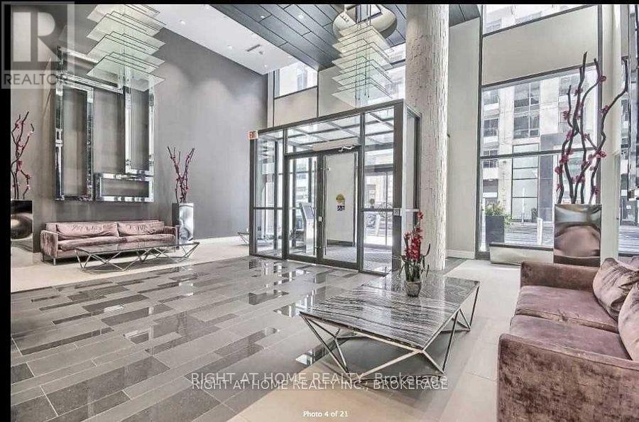 607 - 9205 Yonge Street, Richmond Hill, Ontario  L4C 6Z2 - Photo 1 - N12862722