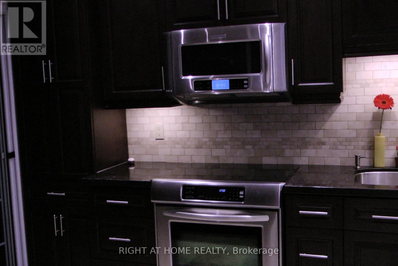 32 Heathcliffe Square, Brampton, Ontario  L6S 5P7 - Photo 25 - W12678360