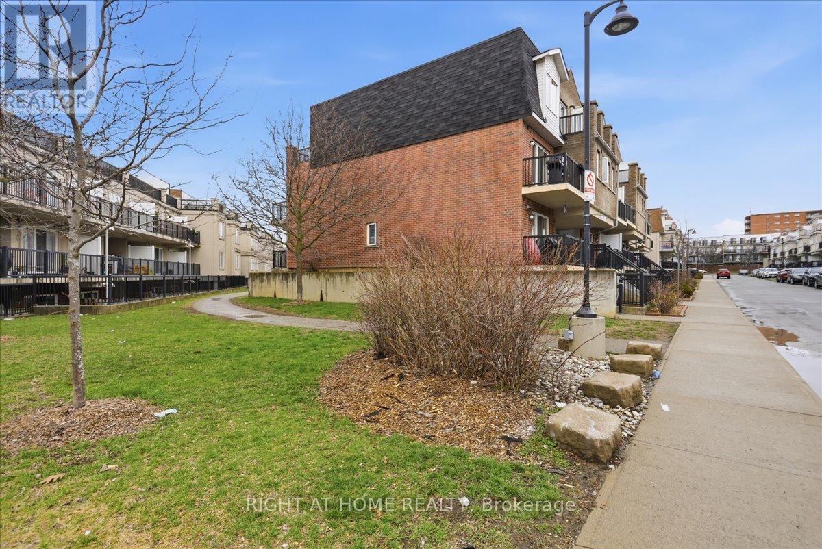 1009 - 3043 Finch Avenue W, Toronto, Ontario  M9M 0A4 - Photo 2 - W12995288