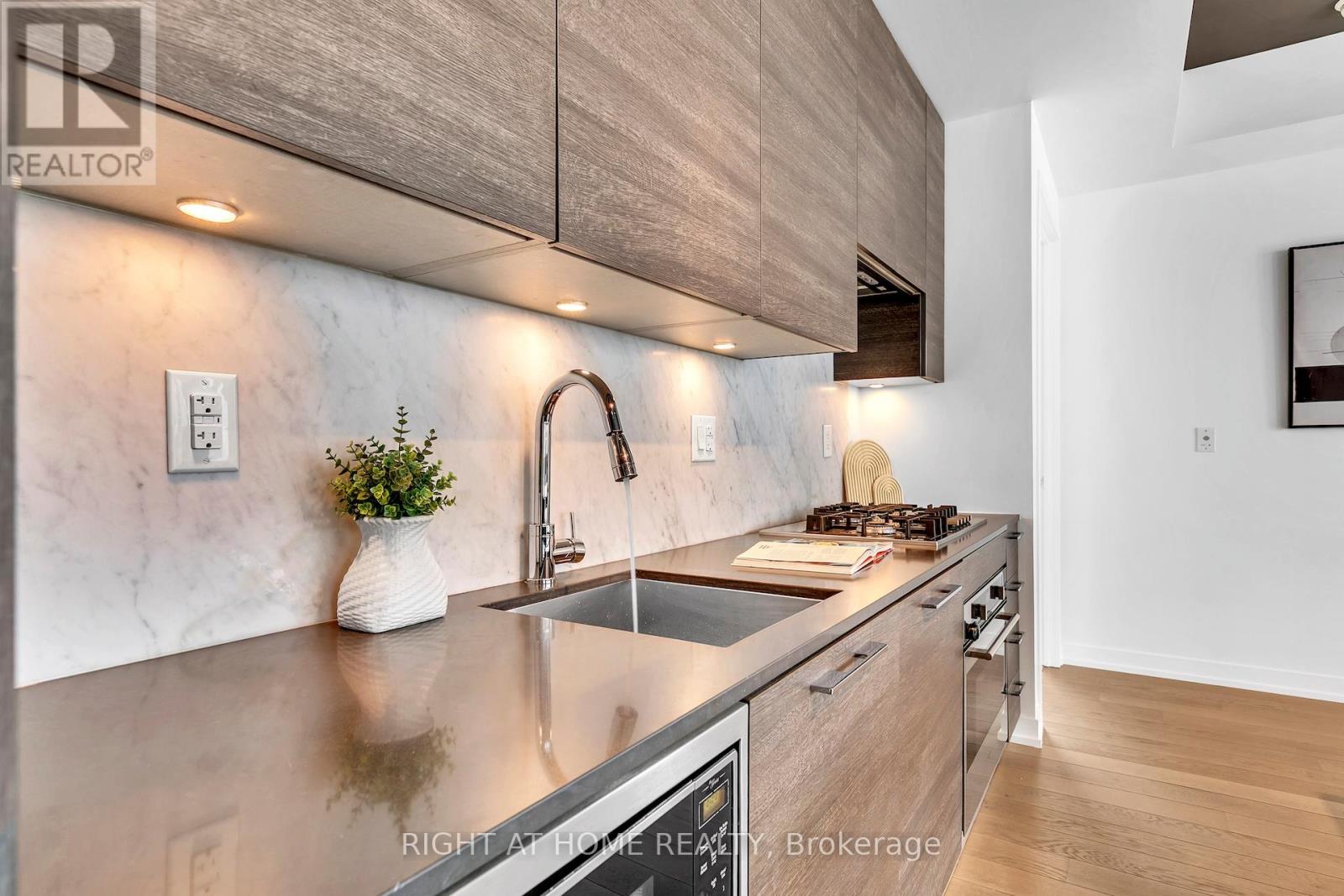 613 - 530 Indian Grove, Toronto, Ontario  M6P 0B3 - Photo 6 - W12947782