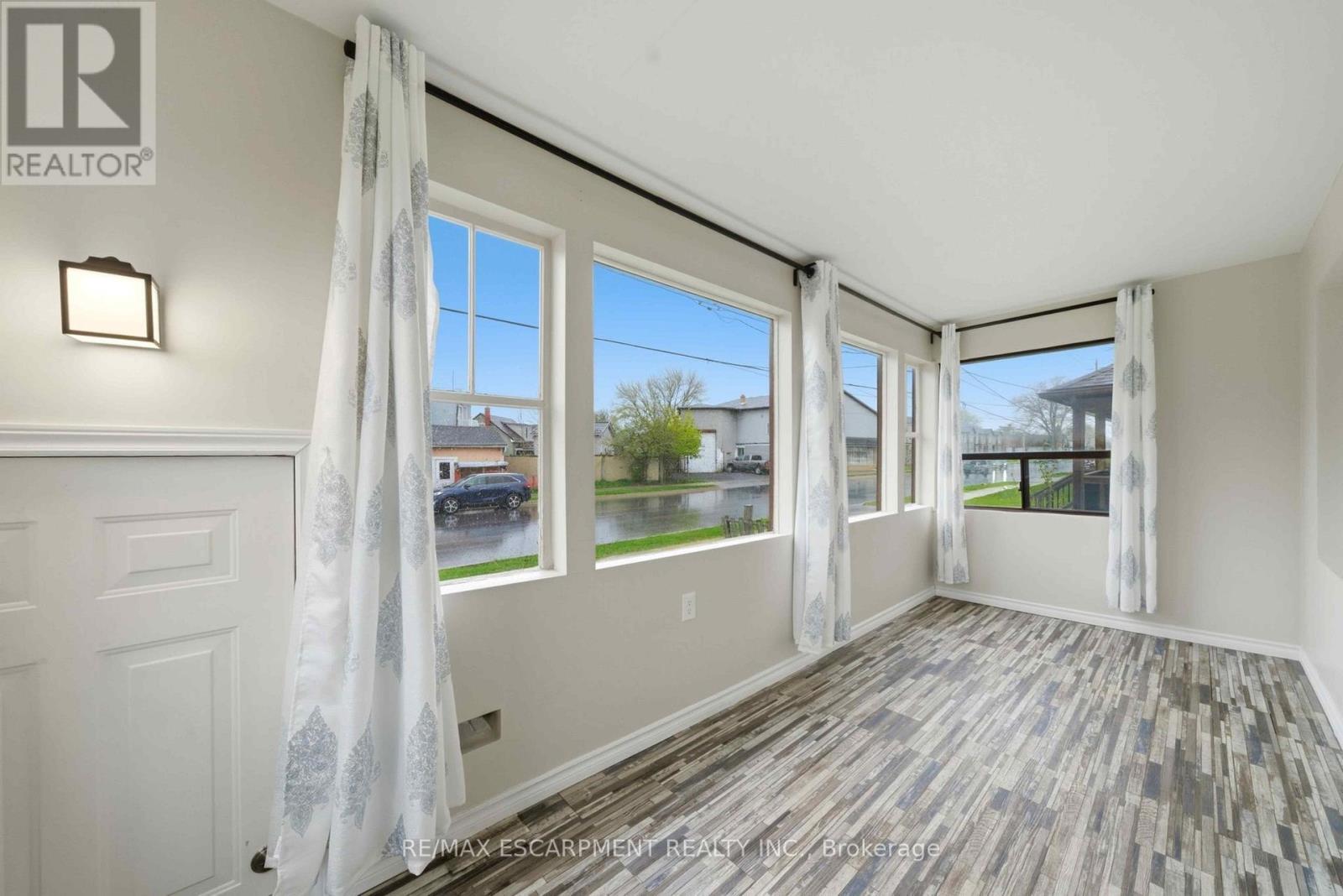 107 Broadway Street, Welland, Ontario  L3C 5L6 - Photo 2 - X13065594