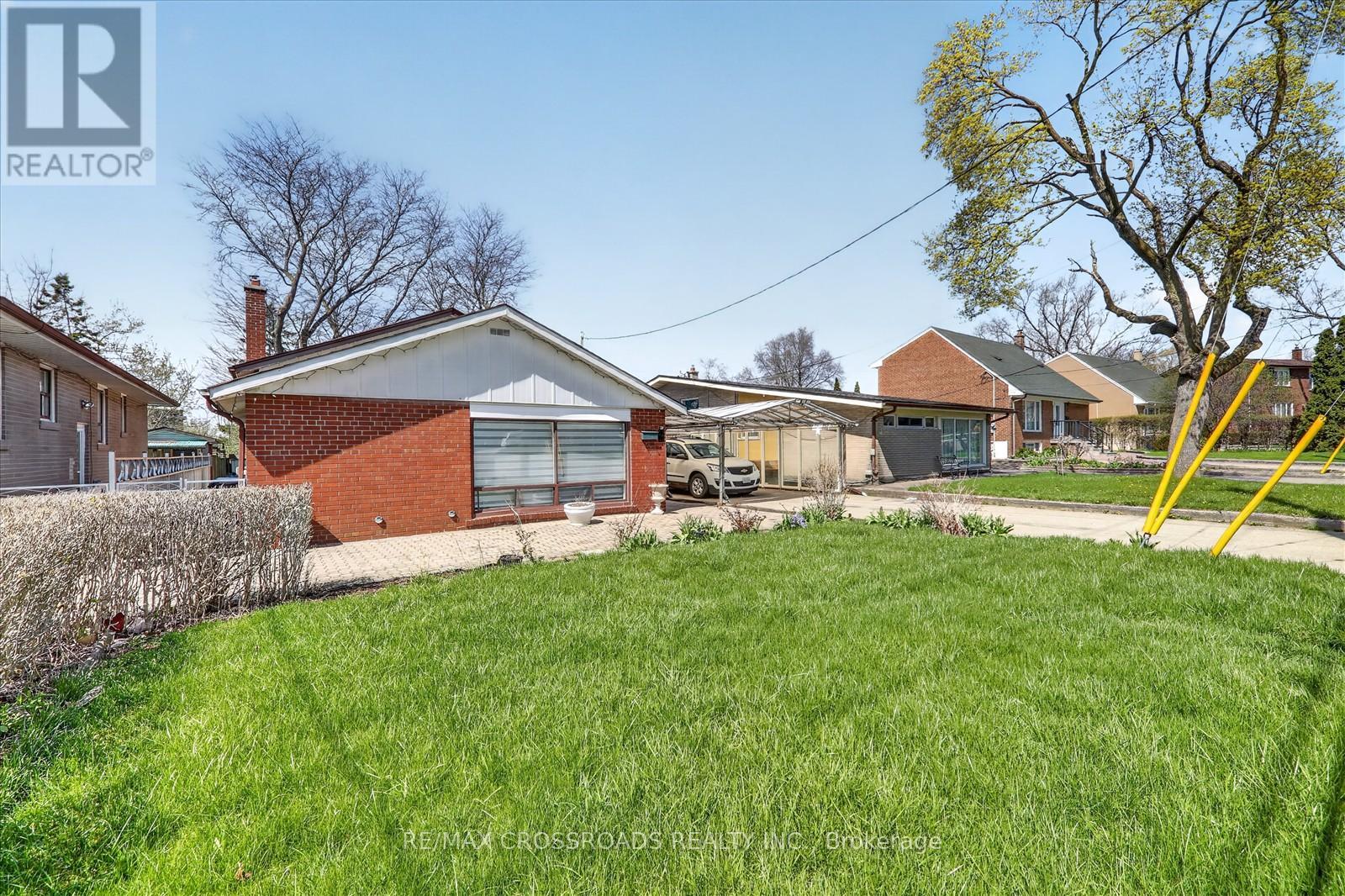 18 De Marco Boulevard, Toronto, Ontario  M6L 2W1 - Photo 3 - W13058568