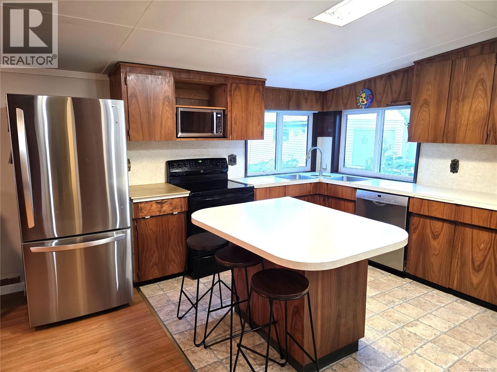 2114 Mckenzie Ave, Comox, British Columbia  V9M 1M7 - Photo 3 - 1034158