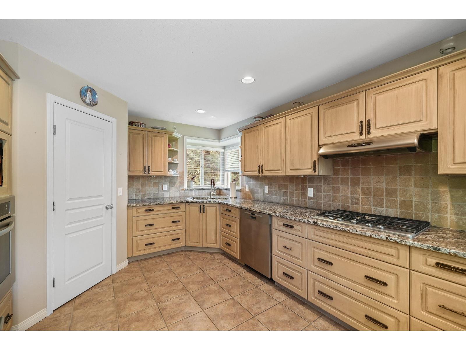 18662 54a Avenue, Surrey, British Columbia  V3S 8R7 - Photo 7 - R3118038