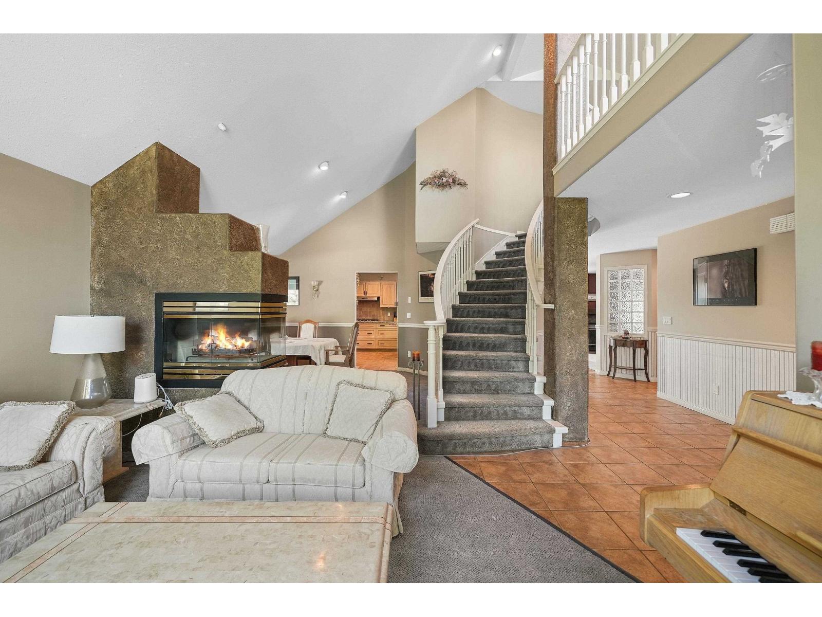 18662 54a Avenue, Surrey, British Columbia  V3S 8R7 - Photo 5 - R3118038
