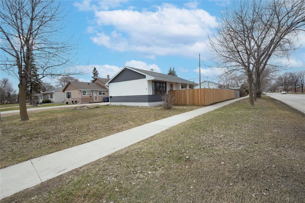 1 Monterey Road, Winnipeg, Manitoba  R2J 1W9 - Photo 2 - 202608893