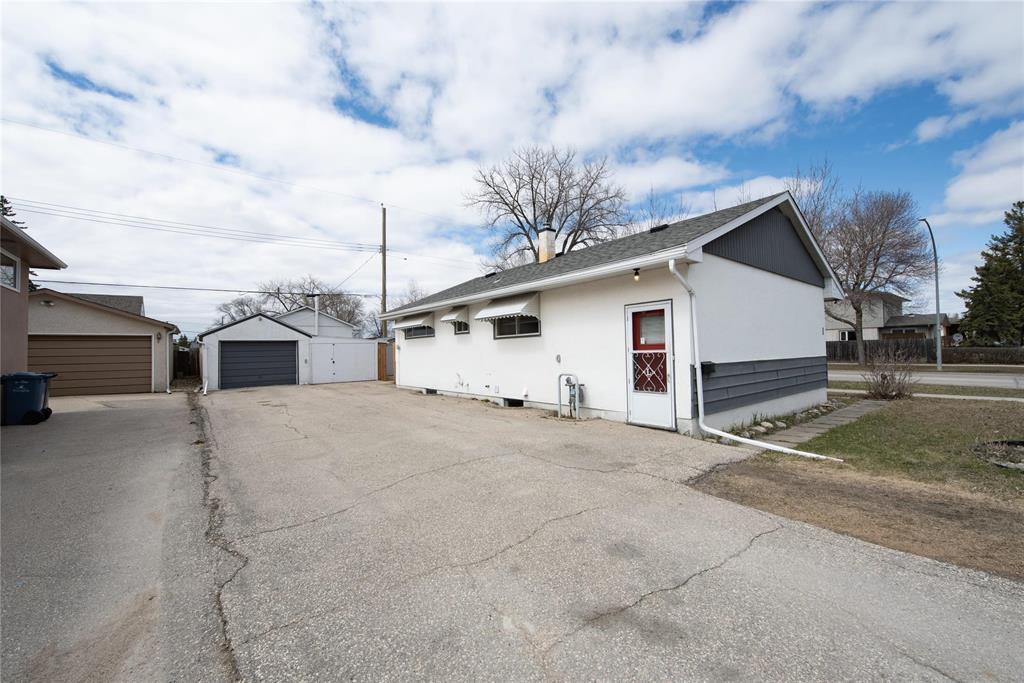 1 Monterey Road, Winnipeg, Manitoba  R2J 1W9 - Photo 3 - 202608893