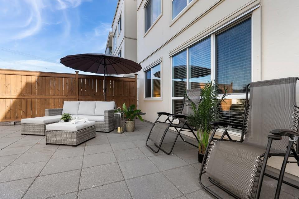 212 15795 Croydon Drive, Surrey, British Columbia  V3Z 2L6 - Photo 3 - R3118107