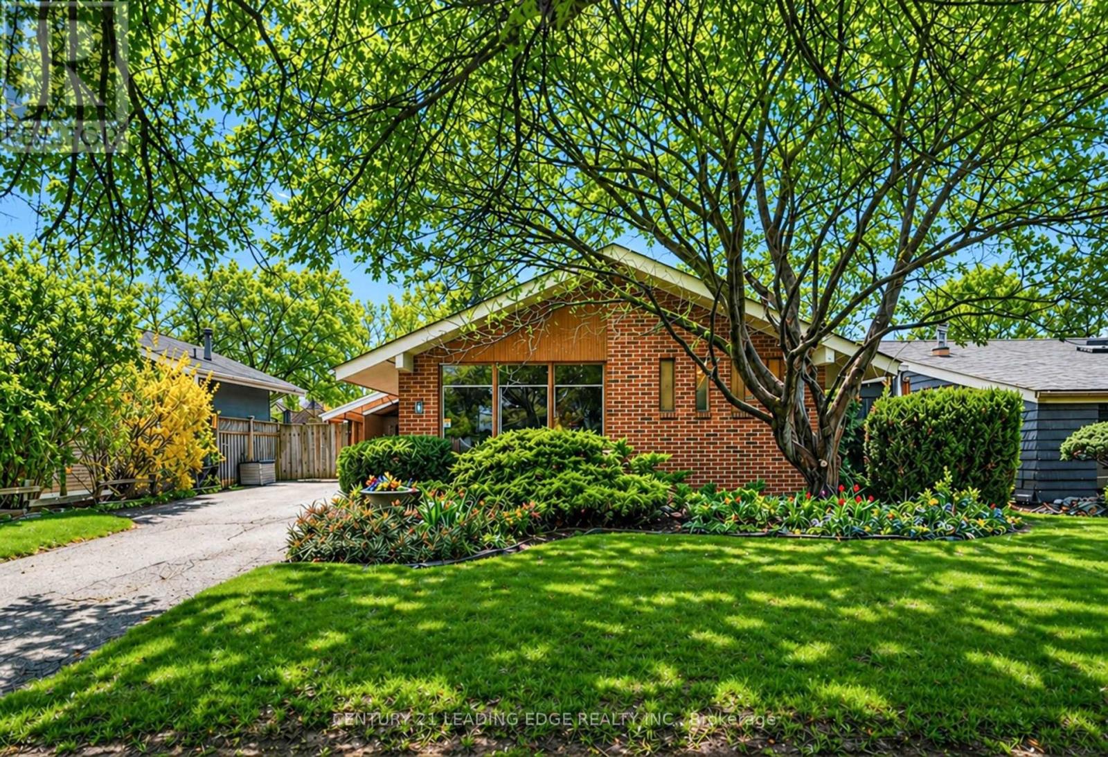 8 OAKLEY BOULEVARD, Toronto, Ontario