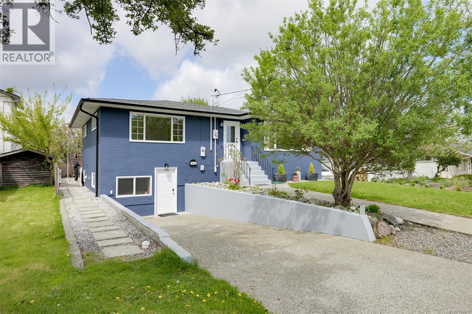 1452 Westall Ave, Victoria, British Columbia  V8T 2G5 - Photo 3 - 1033615