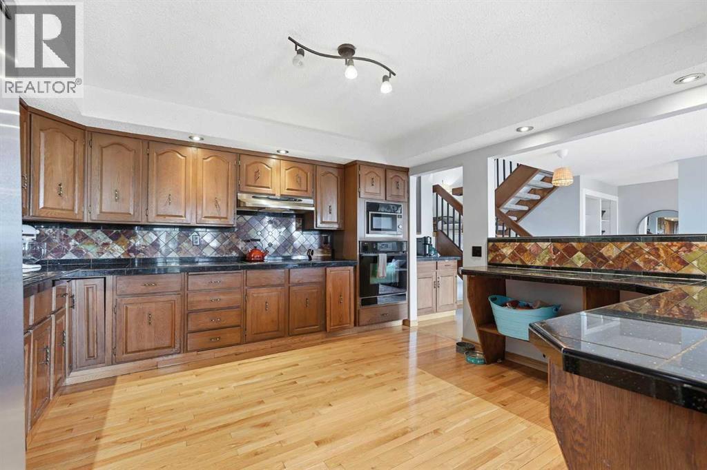 39 Coach Manor Terrace Sw, Calgary, Alberta  T3H 1C9 - Photo 8 - A2306773