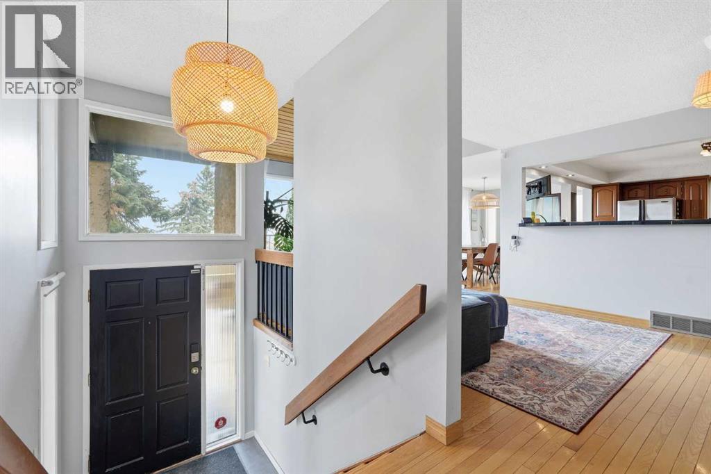 39 Coach Manor Terrace Sw, Calgary, Alberta  T3H 1C9 - Photo 2 - A2306773