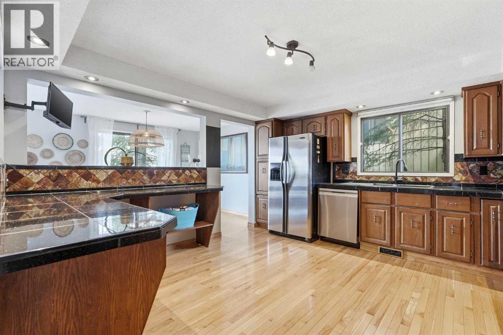 39 Coach Manor Terrace Sw, Calgary, Alberta  T3H 1C9 - Photo 10 - A2306773