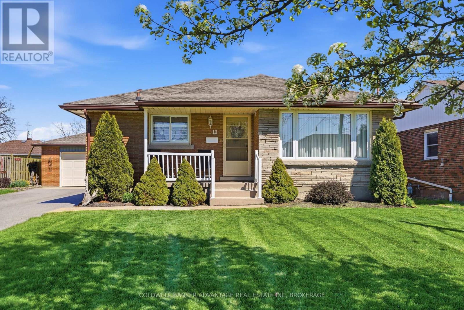 11 Empress Avenue, Welland, Ontario  L3B 1K6 - Photo 2 - X13066056