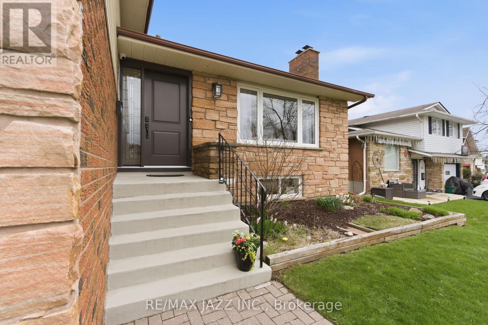 47 Martindale Street, Oshawa, Ontario  L1H 6W7 - Photo 3 - E13048140