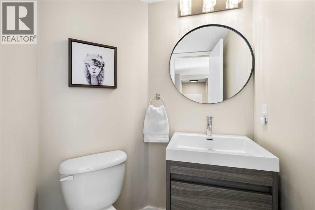 9 Elgin Mews SE, Calgary, Alberta  T2Z 4J9 - Photo 18 - A2294539