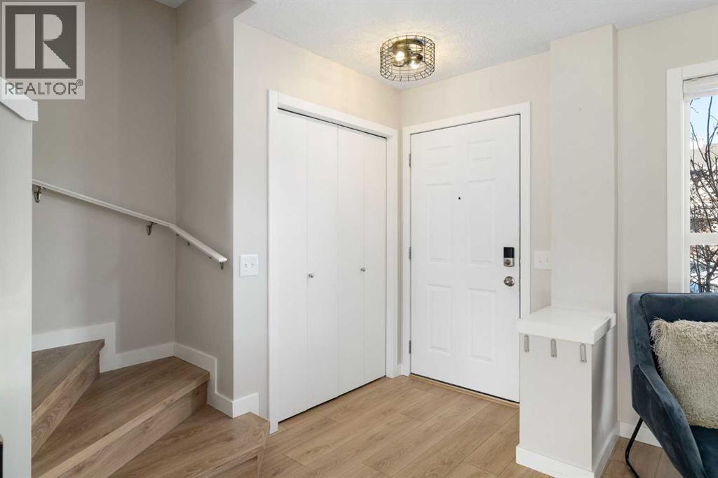 9 Elgin Mews SE, Calgary, Alberta  T2Z 4J9 - Photo 4 - A2294539