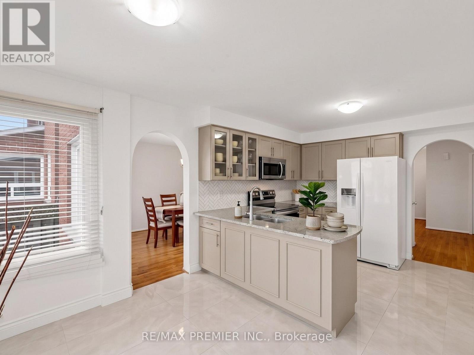 4579 Guildwood Way, Mississauga, Ontario  L5R 1Z2 - Photo 10 - W13062286