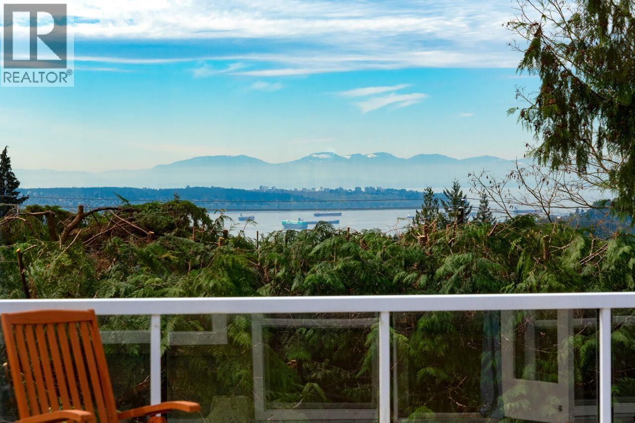 647 BLUERIDGE AVENUE, North Vancouver, British Columbia