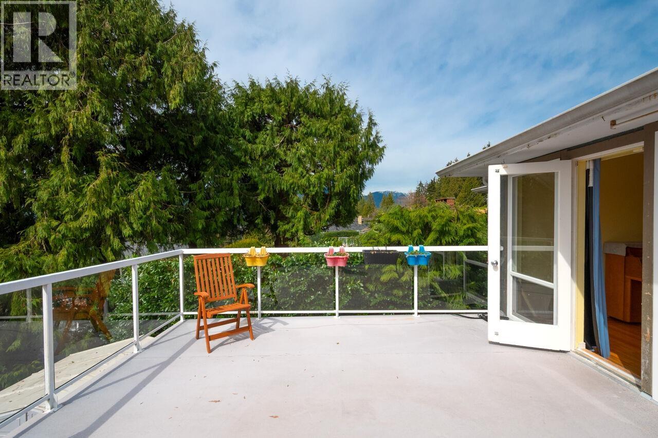 647 Blueridge Avenue, North Vancouver, British Columbia  V7R 2J4 - Photo 8 - R3118166