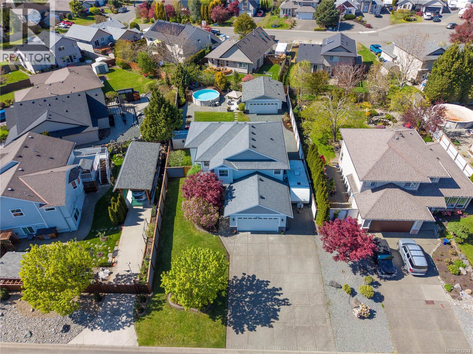 2461 Stirling Cres, Courtenay, British Columbia  V9N 1Y2 - Photo 2 - 1033574