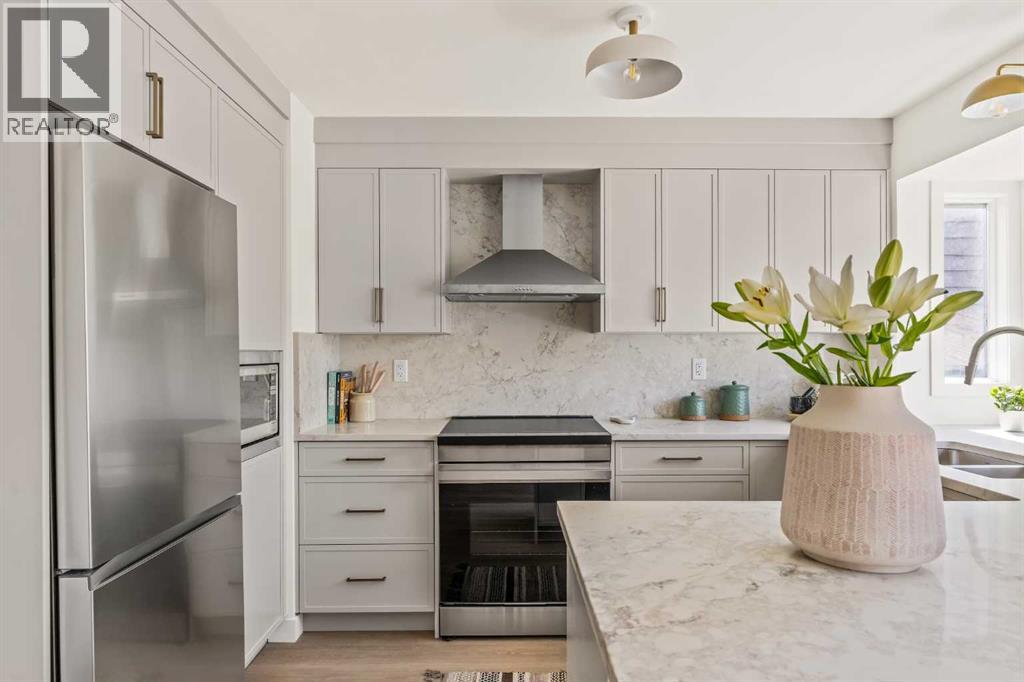 11 Coach Manor Rise SW, Calgary, Alberta  T3H 1C5 - Photo 11 - A2304872