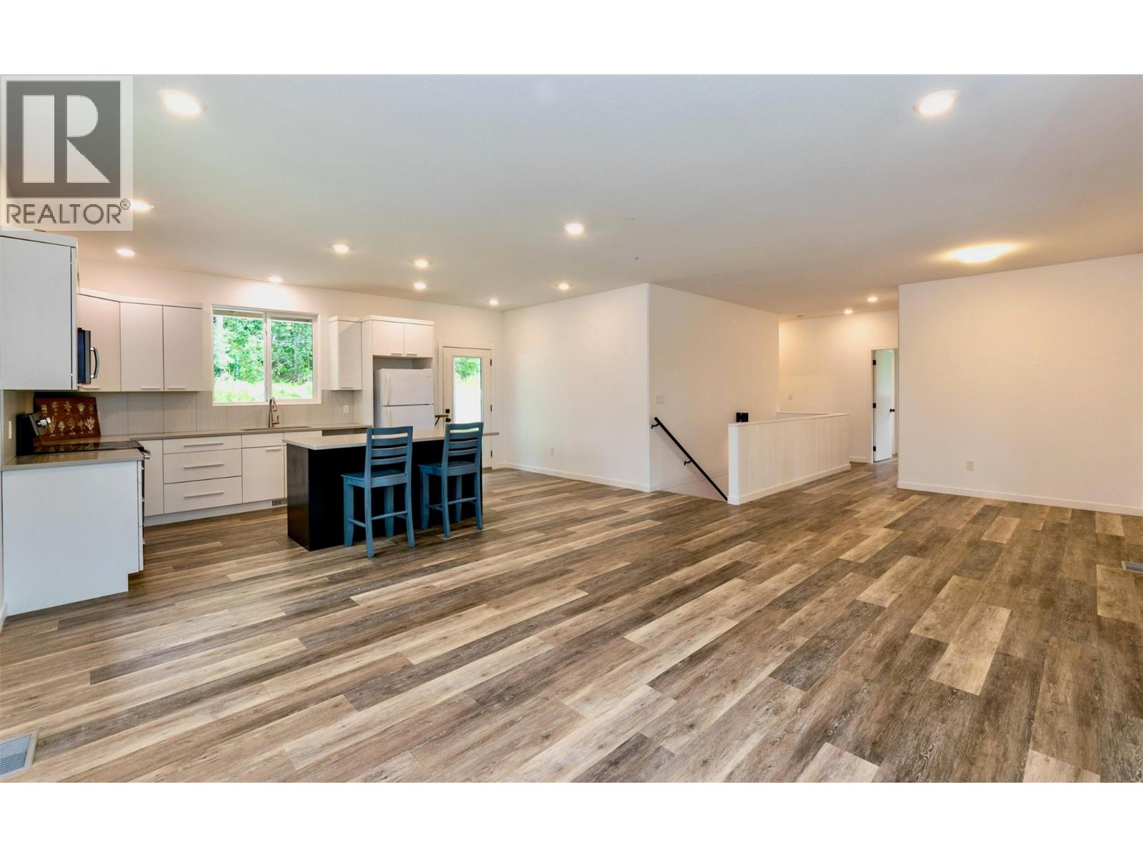 7468 Estate Drive, Anglemont, British Columbia  V0E 1M8 - Photo 4 - 10380084