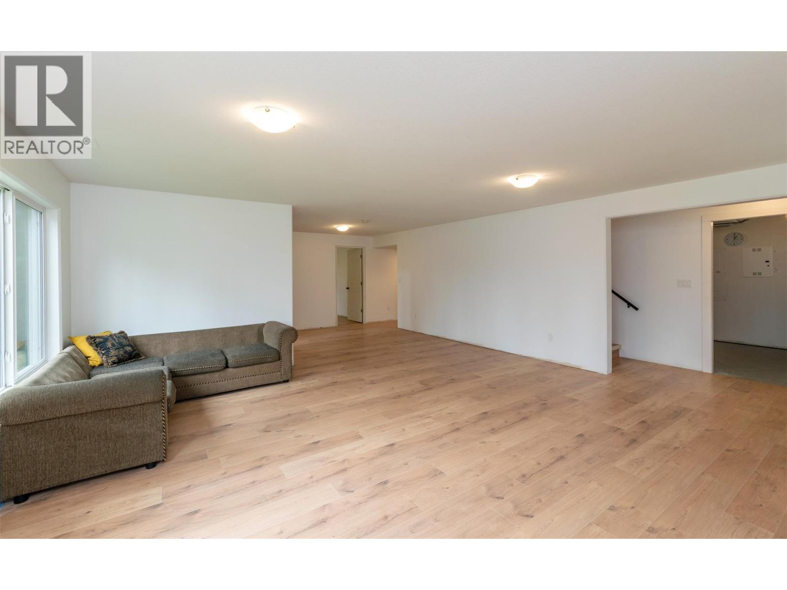7468 Estate Drive, Anglemont, British Columbia  V0E 1M8 - Photo 11 - 10380084