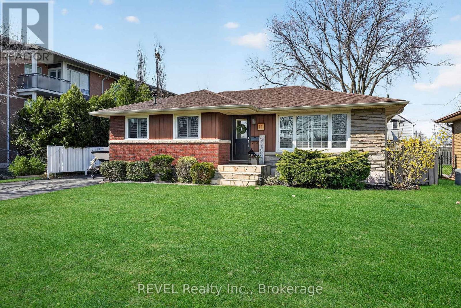11 Tamarack Street, Welland, Ontario  L3C 4X6 - Photo 2 - X13066654