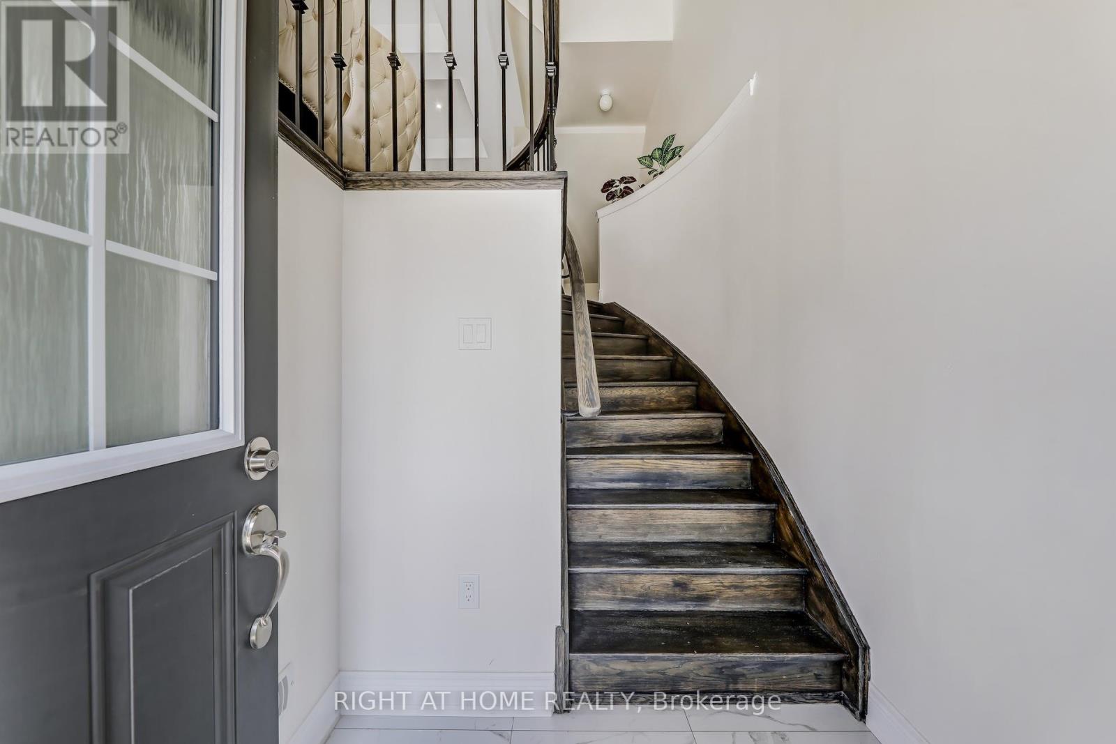16 Lasalle Lane, Richmond Hill, Ontario  L4C 7V6 - Photo 5 - N13066584