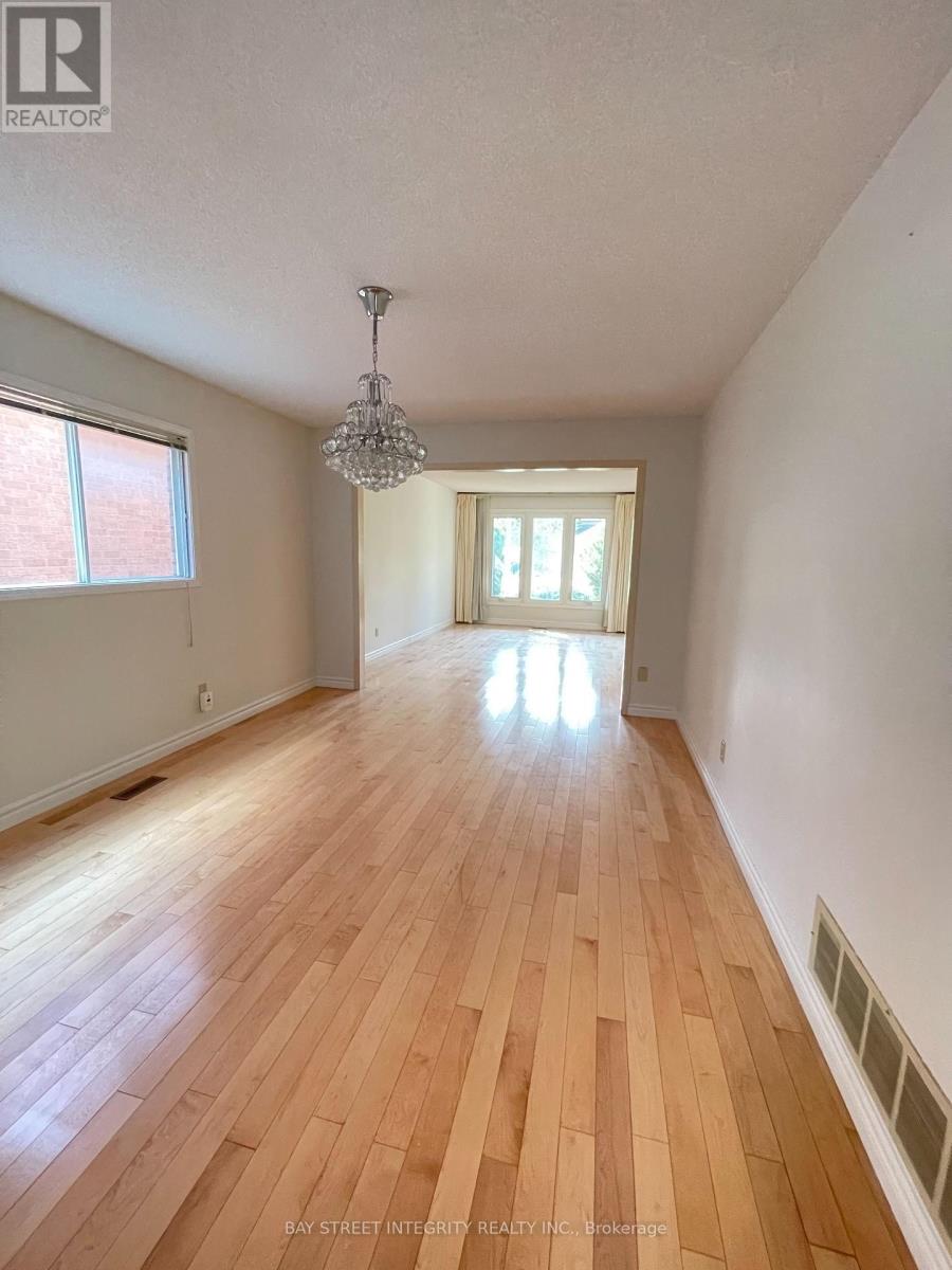 38 Southgate Crescent, Richmond Hill, Ontario  L4B 2E3 - Photo 5 - N13066630
