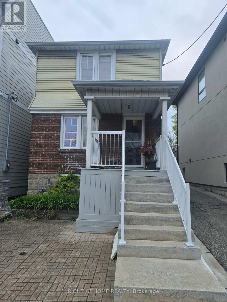 <div class="slider-price">$799,000</div><p>602 Ridelle Avenue, Toronto, Ontario</p>