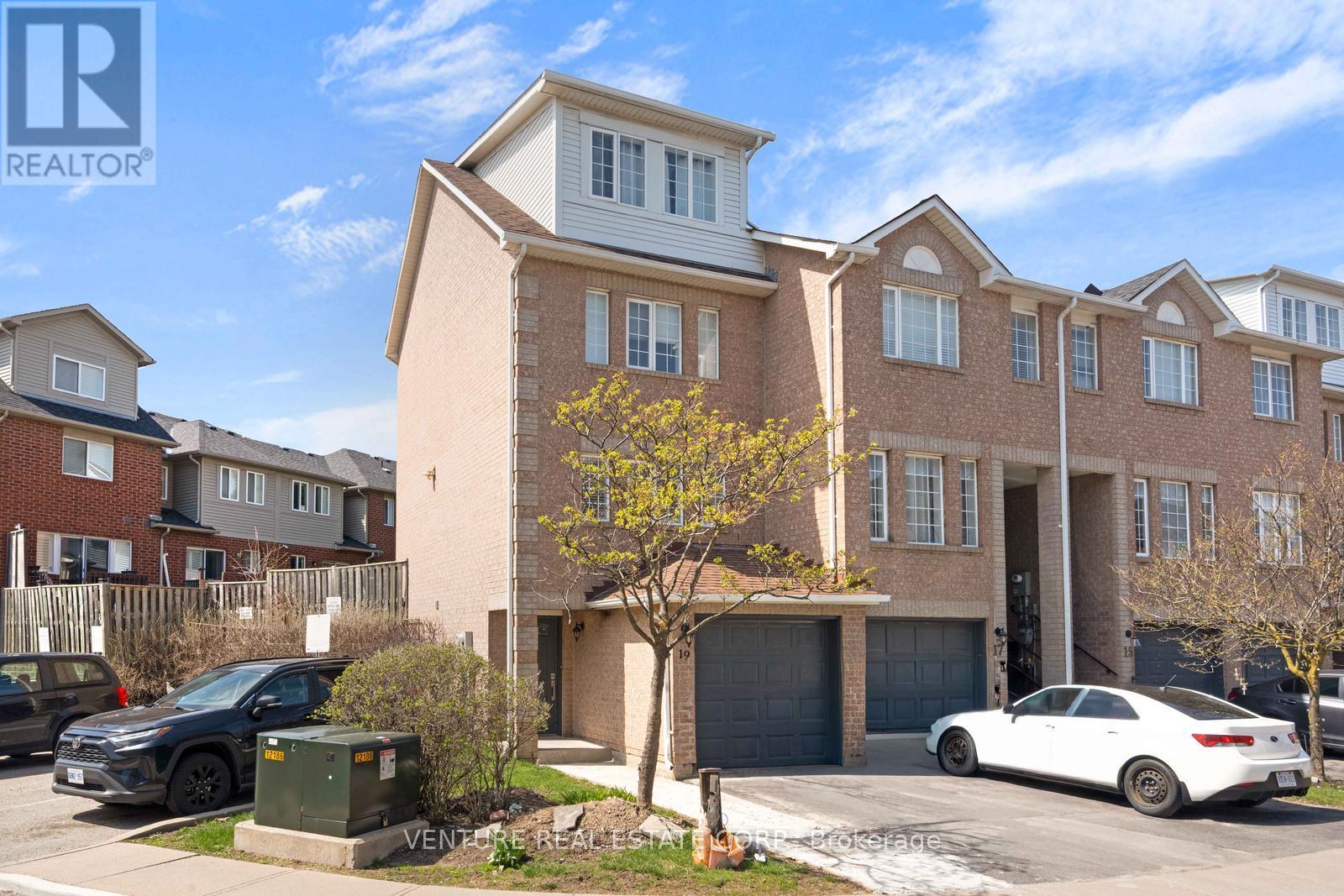 19 Spadina Road, Brampton, Ontario  L6X 4X6 - Photo 2 - W13066728