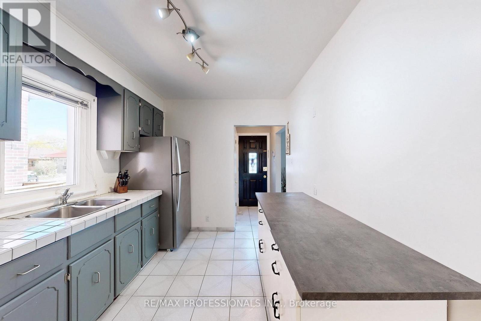 24 Braeburn Avenue, Toronto, Ontario  M9P 2J3 - Photo 10 - W13066760