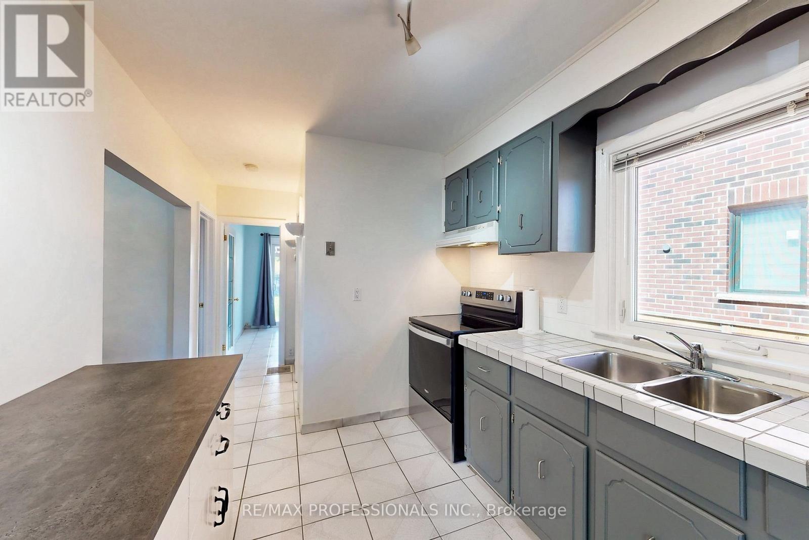 24 Braeburn Avenue, Toronto, Ontario  M9P 2J3 - Photo 11 - W13066760
