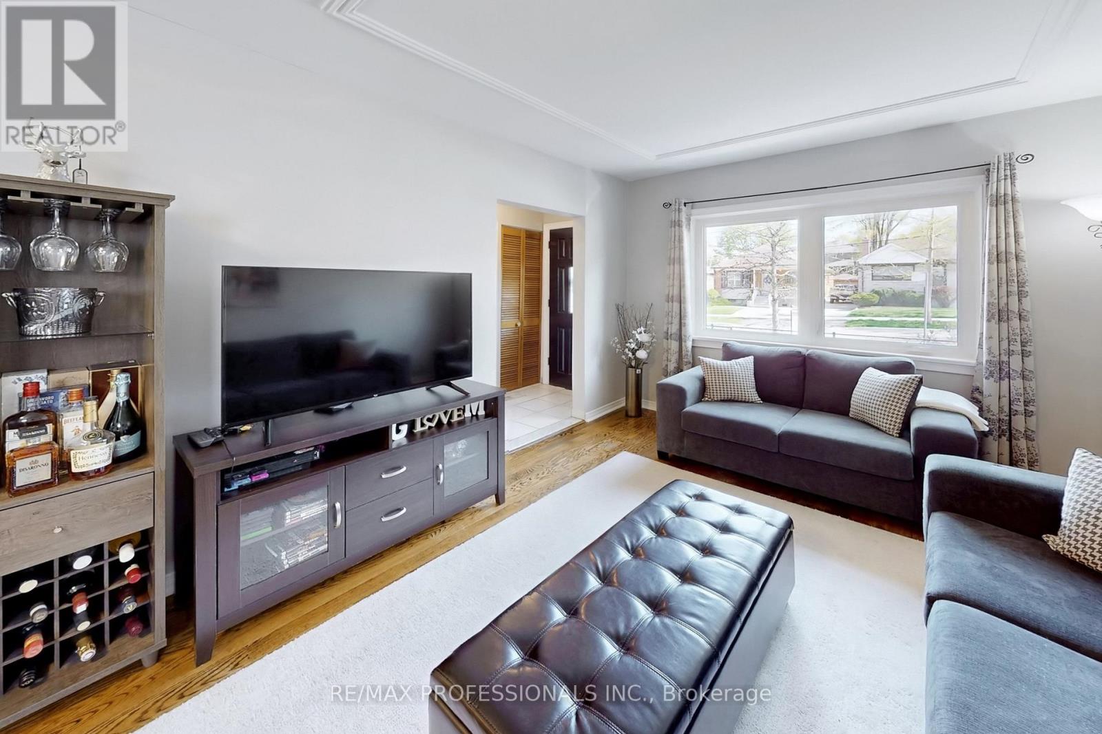 24 Braeburn Avenue, Toronto, Ontario  M9P 2J3 - Photo 3 - W13066760