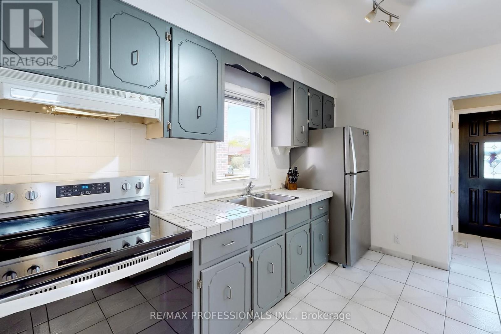 24 Braeburn Avenue, Toronto, Ontario  M9P 2J3 - Photo 8 - W13066760