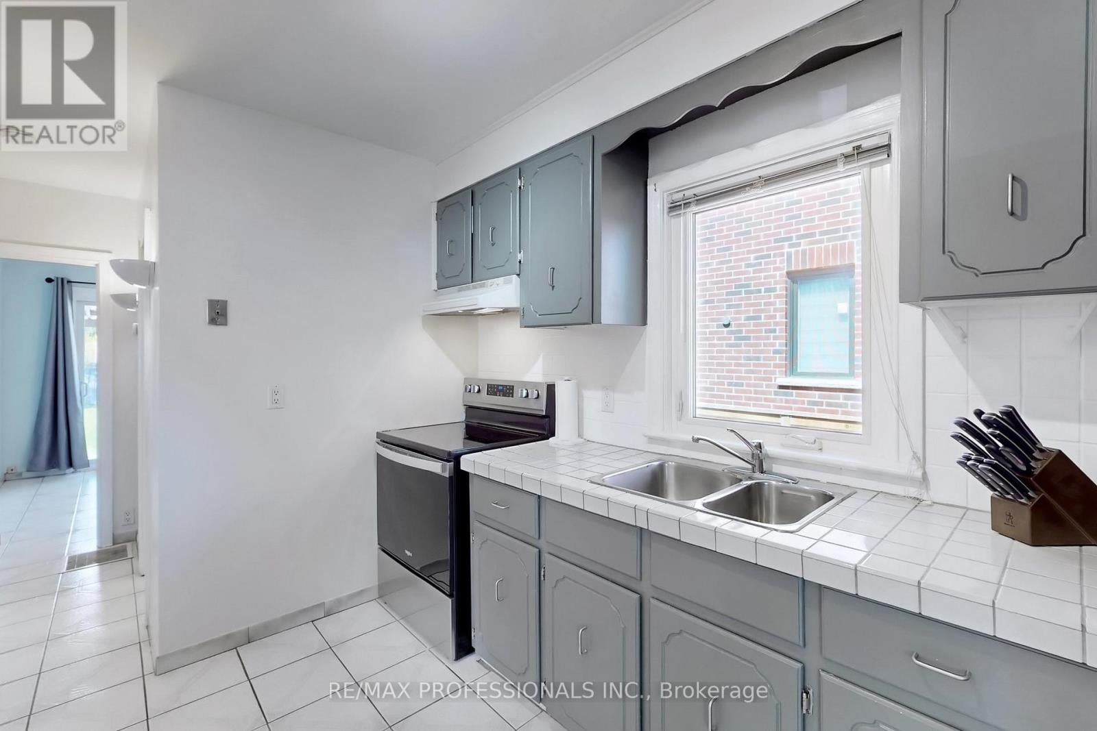 24 Braeburn Avenue, Toronto, Ontario  M9P 2J3 - Photo 9 - W13066760